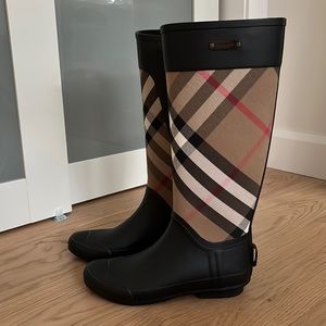 Burberry Women's Black and Tan Plaid Rain Boots
